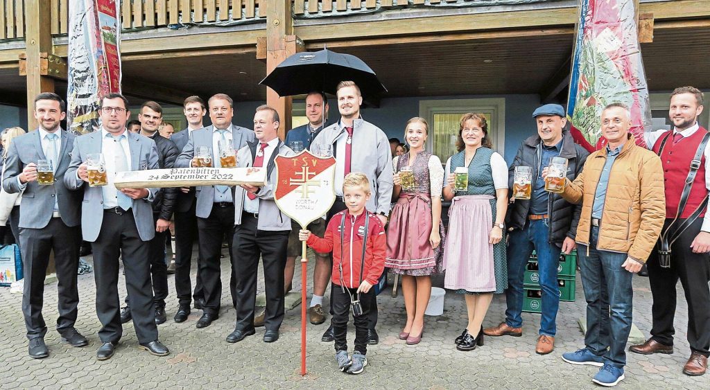 Der Festverein TSV Wörth und der Patenverein SV Pfatter – hier beim Patenbitten – gehen Seite an Seite in das Gründungsfest, das im Juni im Gschwelltal steigt. Die beiden Festleiter sind Martin Gritschmeier (6. von links) und Max Fichtl (8. von links). Archivfoto: Isabella Binder
