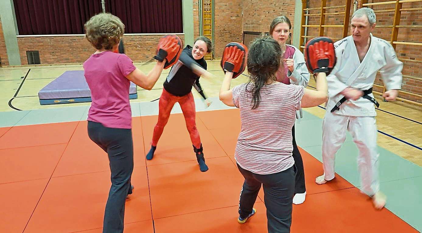 Die Teilnehmerinnen durften sich in der Praxis erproben.